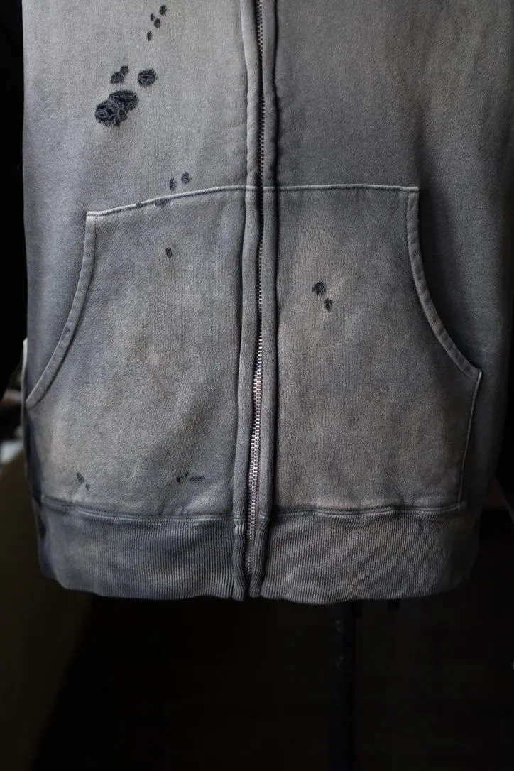SAINT Mxxxxxx DBL FACE ZIP UP HOODIE/CHARCOAL Double-layer destroyed waffle zipper jacket, washed black S-XL, a style that has been used in the summer. After continuous fine polishing, it has finally been shipped. The finished product is simply a work of art. Super heavy washing to make the weather look old. Multiple water fades. Excessive manual wormhole damage processing. Deconstruction and reorganization embroidery technology. Custom-made zipper with LOGO. The color details of the zipper webbing are also correct. Original grade fruit main label and wash water label. Top purchasing grade. A layer of waffle fabric is added to the inner lining to make the overall texture stronger and increase the comfort and warmth of the wearer.